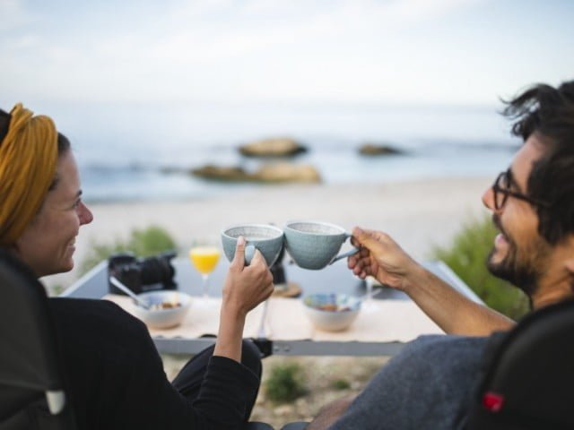 Zwei glücklische Menschen trinken Kaffee, Süddeutschland, Bayern, Allgäu