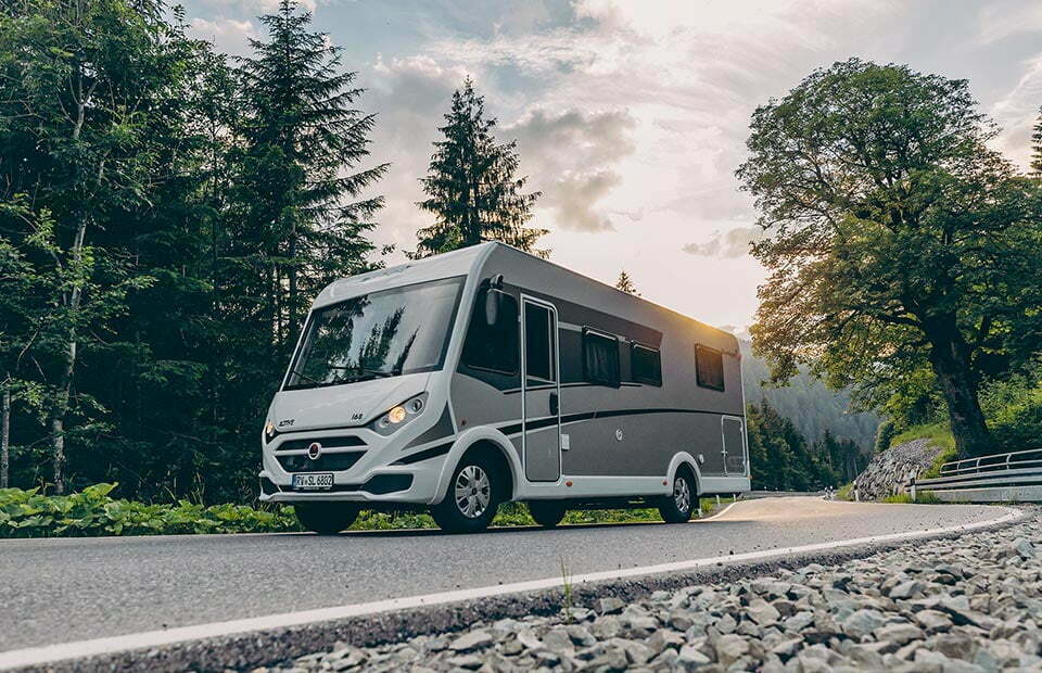 Wohnmobil auf der Straße, Süddeutschland, Bayern, Allgäu