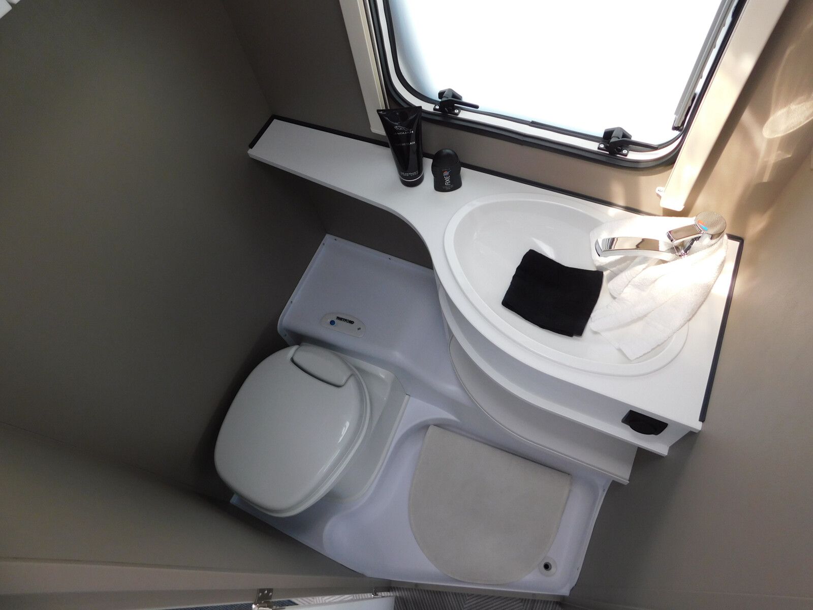 Fahrzeugabbildung Dethleffs c-go 415 QL Bugfenster, 650 Kg Zuladung !