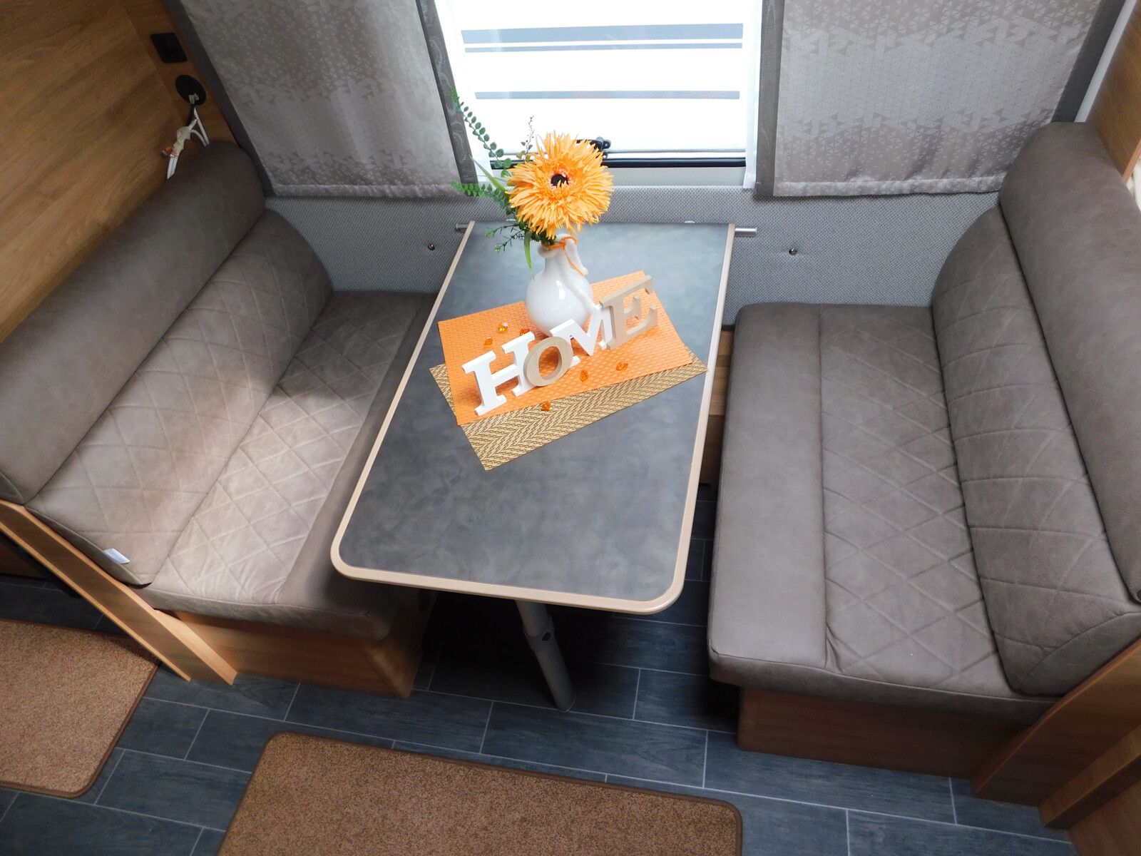Fahrzeugabbildung Tabbert Da Vinci 500 KD Außenklappe Stockbett + 2T Achse