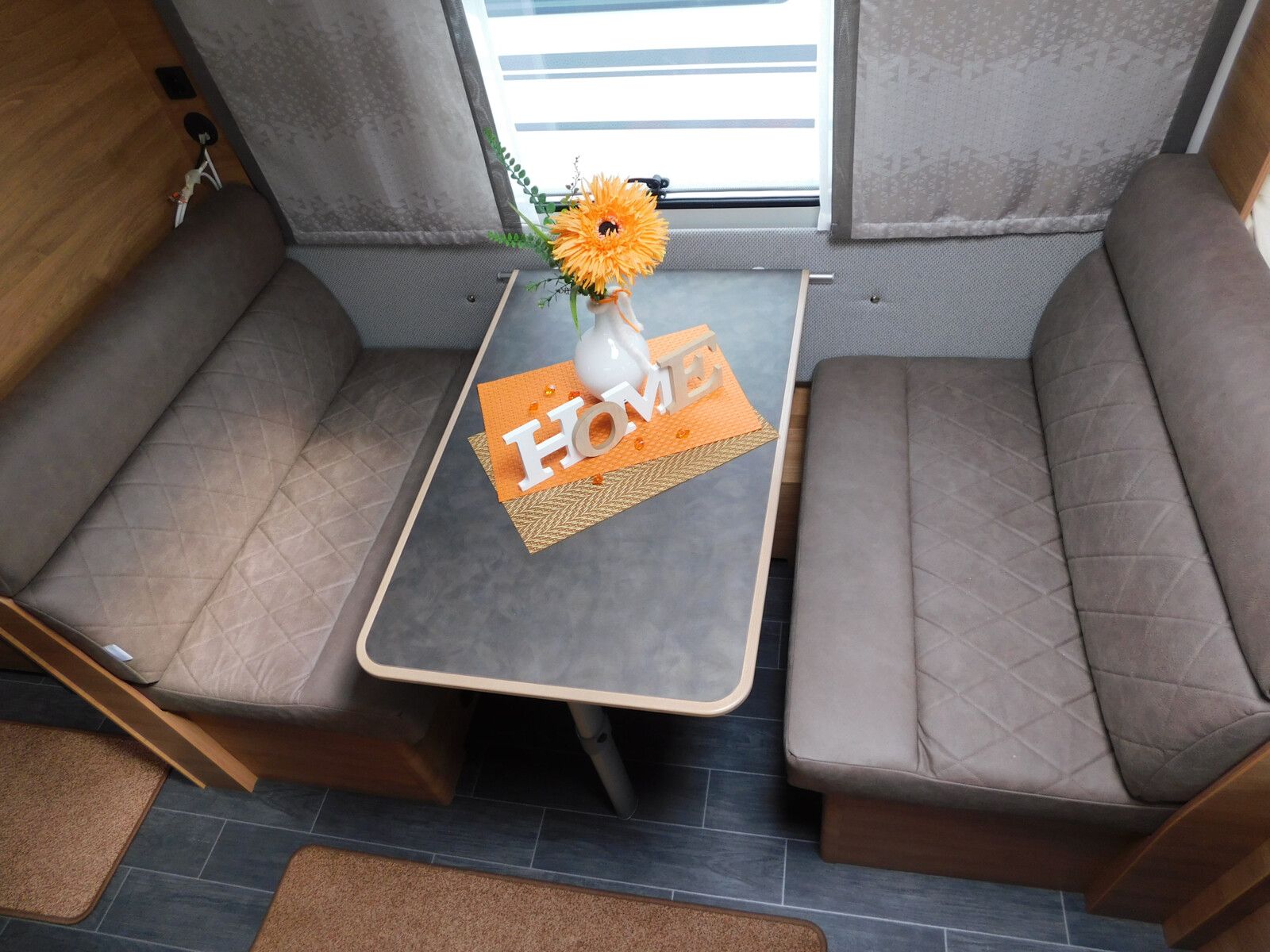 Fahrzeugabbildung Tabbert Da Vinci 500 KD Außenklappe Stockbett + 2T Achse