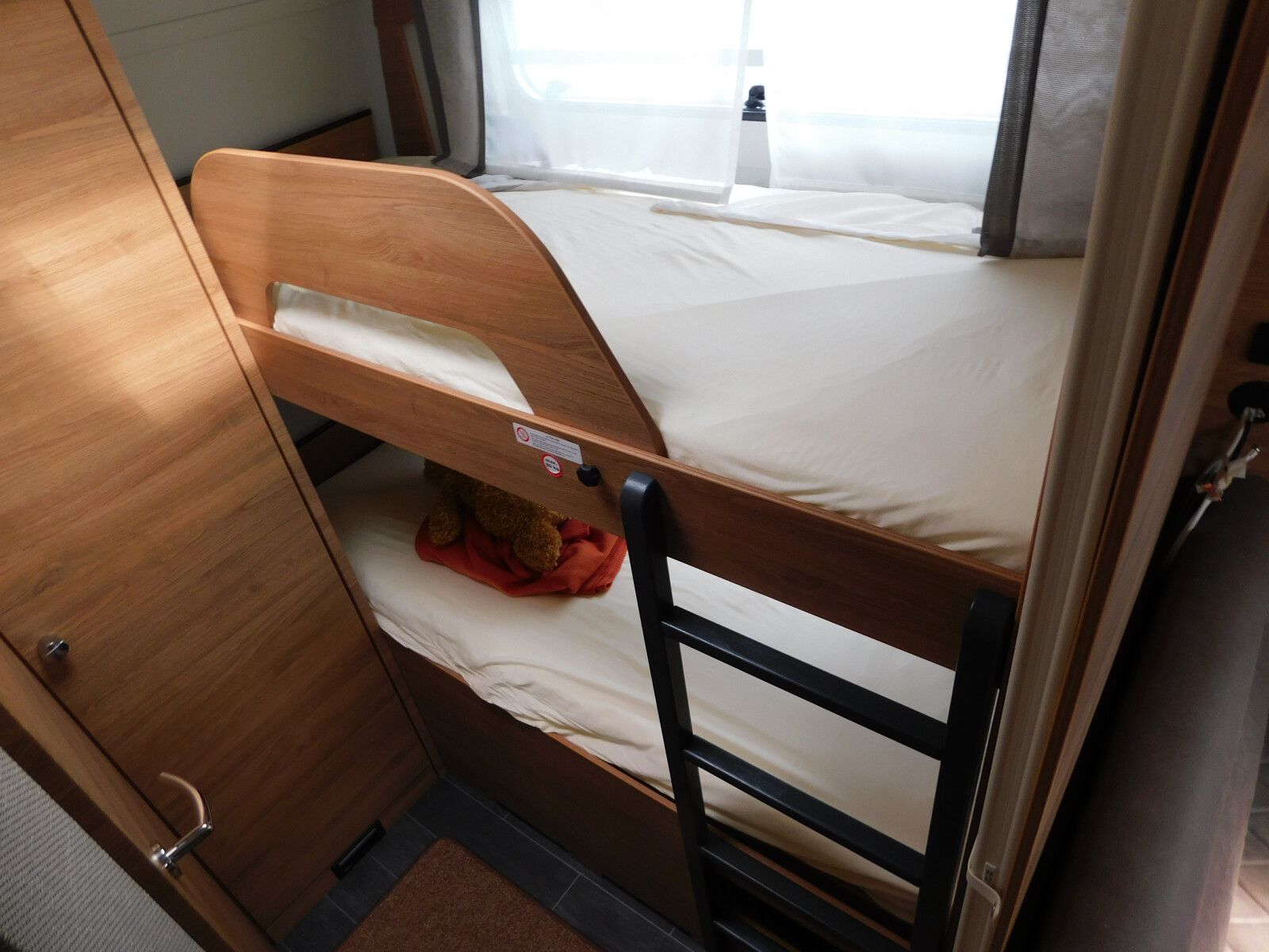 Fahrzeugabbildung Tabbert Da Vinci 500 KD Außenklappe Stockbett + 2T Achse