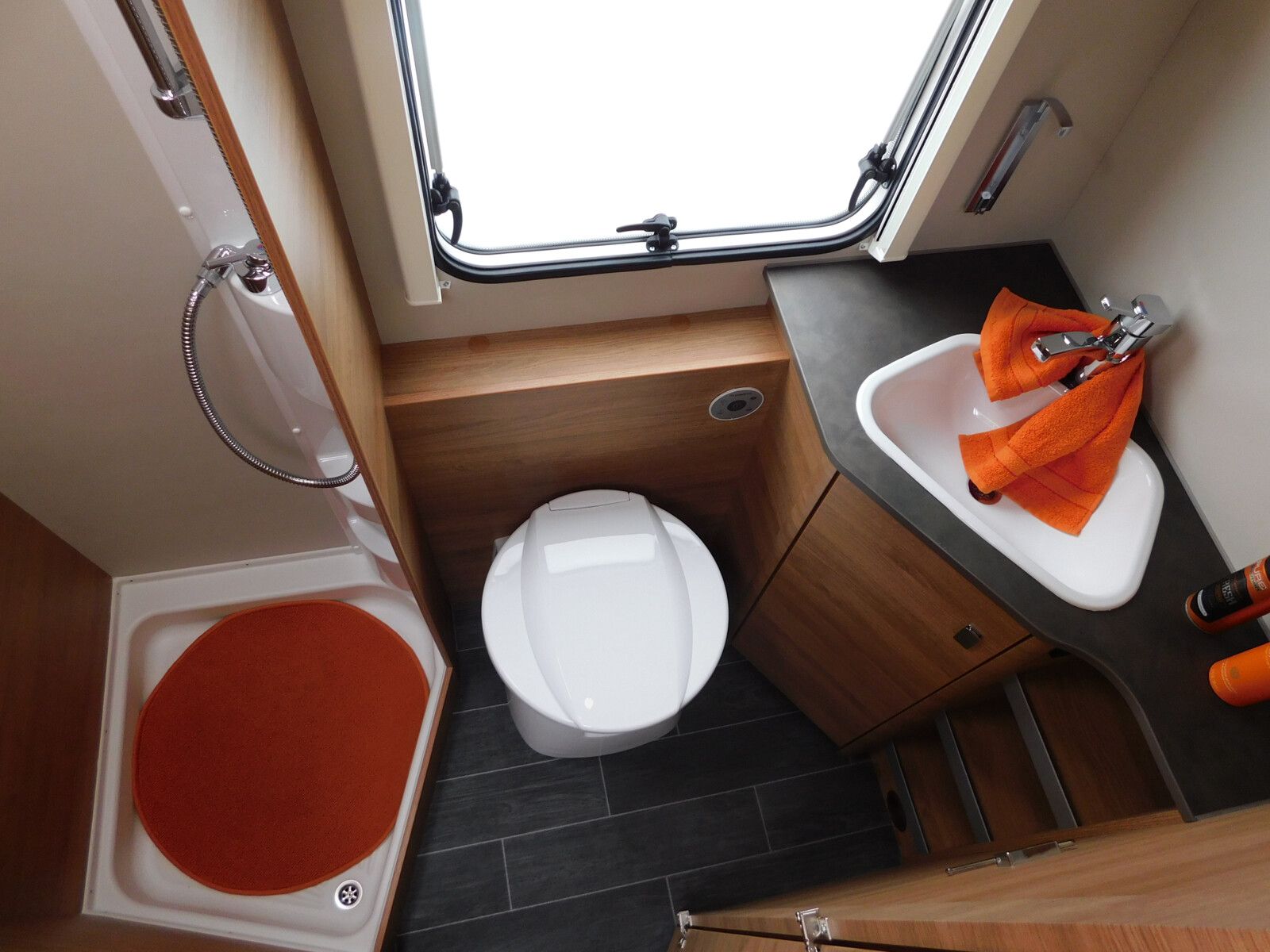Fahrzeugabbildung Tabbert Da Vinci 500 KD Außenklappe Stockbett + 2T Achse