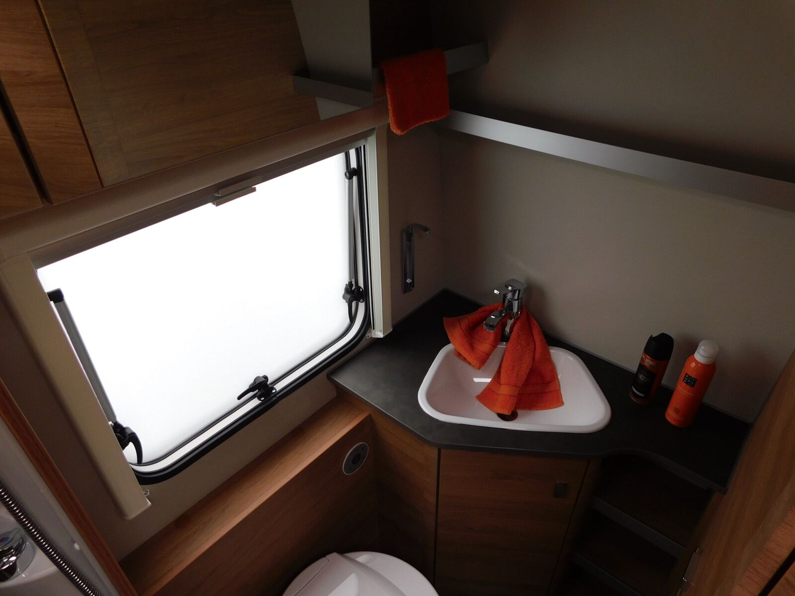 Fahrzeugabbildung Tabbert Da Vinci 500 KD Außenklappe Stockbett + 2T Achse