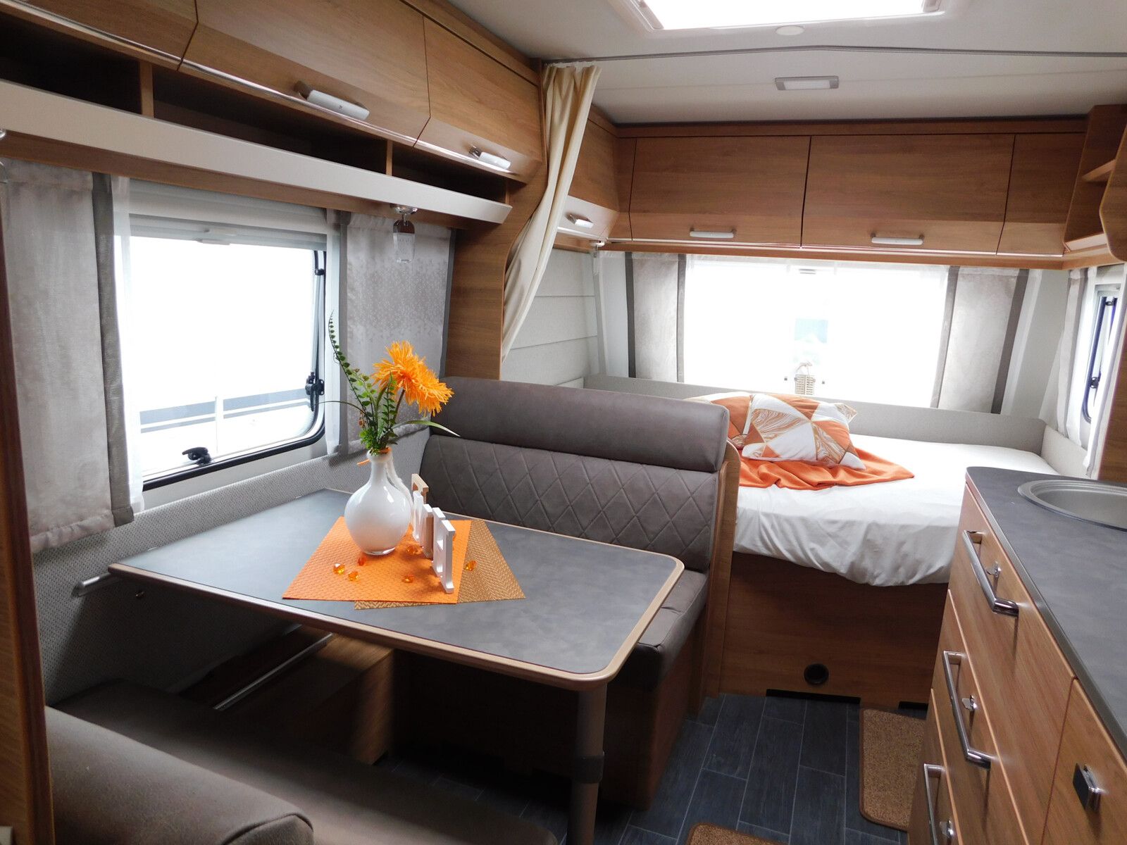 Fahrzeugabbildung Tabbert Da Vinci 500 KD Außenklappe Stockbett + 2T Achse