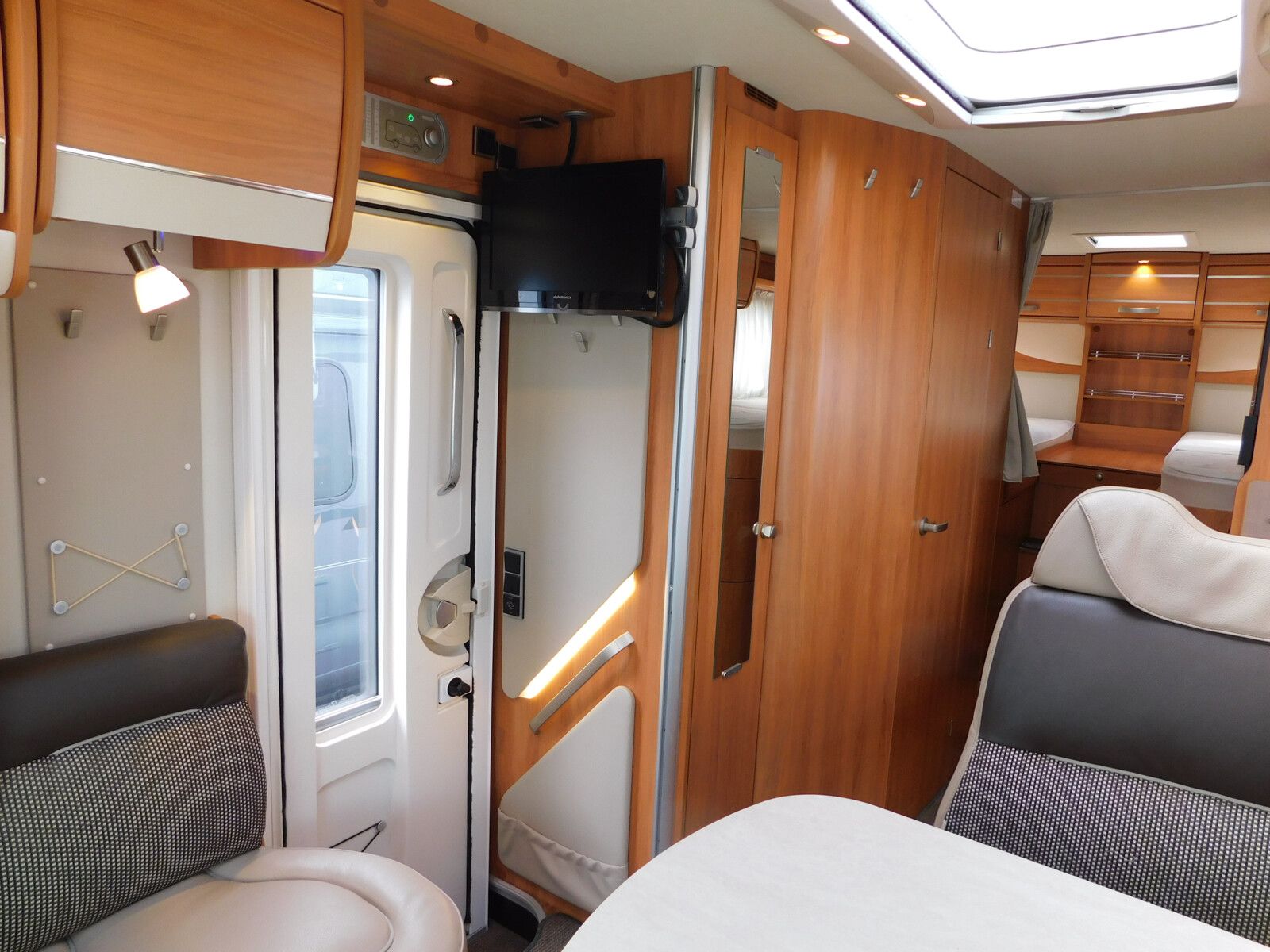 Fahrzeugabbildung HYMER / ERIBA / HYMERCAR Tramp SL 588 Hydraulikstützen,SAT+TV,Doppelboden